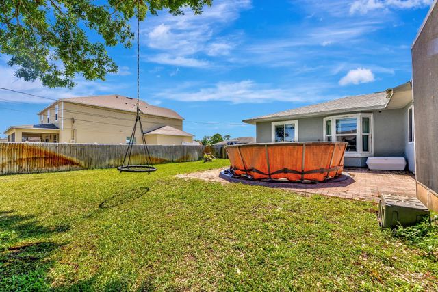 1041 SW General Patton Terrace, Port St Lucie, FL 34953