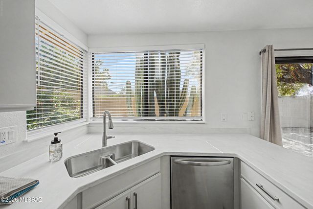 310 E Highcourte Lane, Oro Valley, AZ 85737