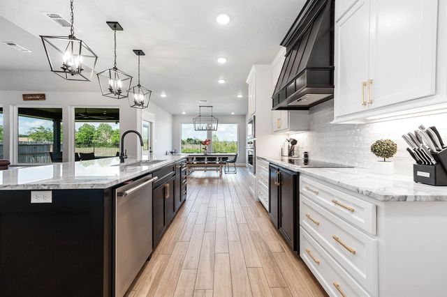 800 Greystone Lane, Angleton, TX 77515