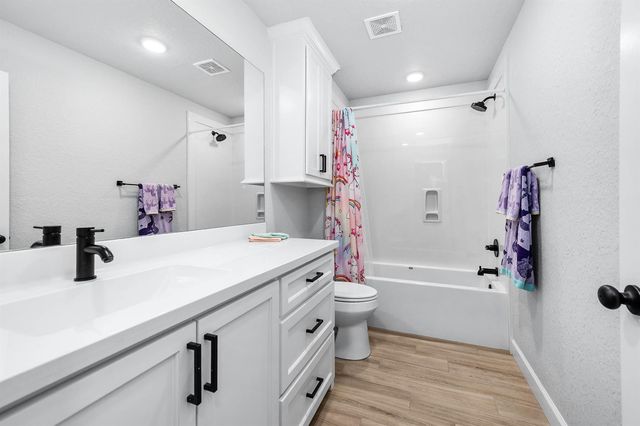 800 Greystone Lane, Angleton, TX 77515