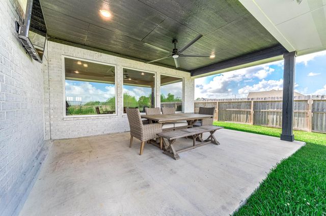 800 Greystone Lane, Angleton, TX 77515
