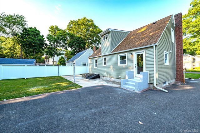 52 Summit Drive, Smithtown, NY 11787