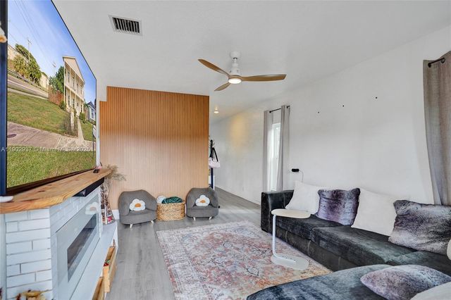 1129 10th St, West Palm Beach, FL 33401