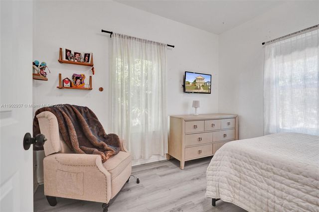 1129 10th St, West Palm Beach, FL 33401