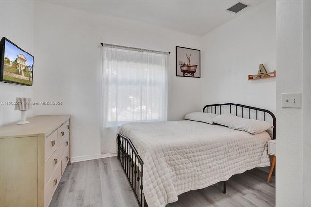 1129 10th St, West Palm Beach, FL 33401