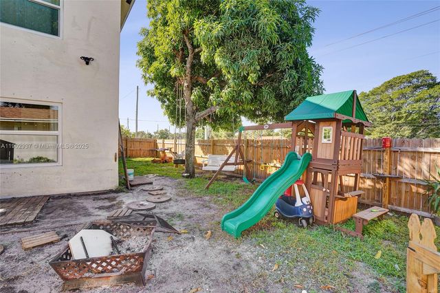 1129 10th St, West Palm Beach, FL 33401