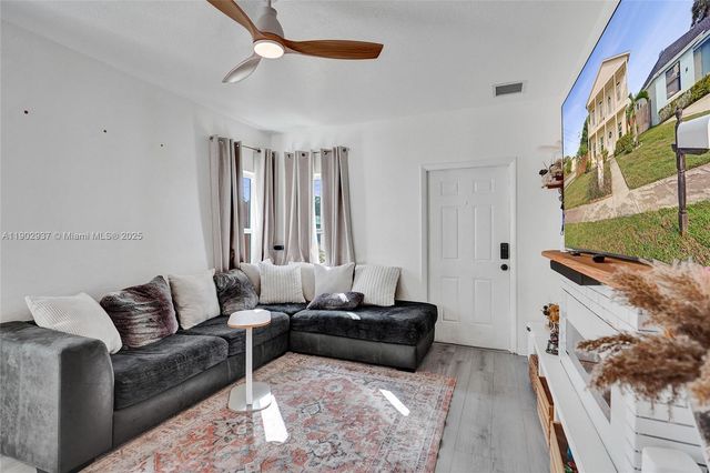 1129 10th St, West Palm Beach, FL 33401