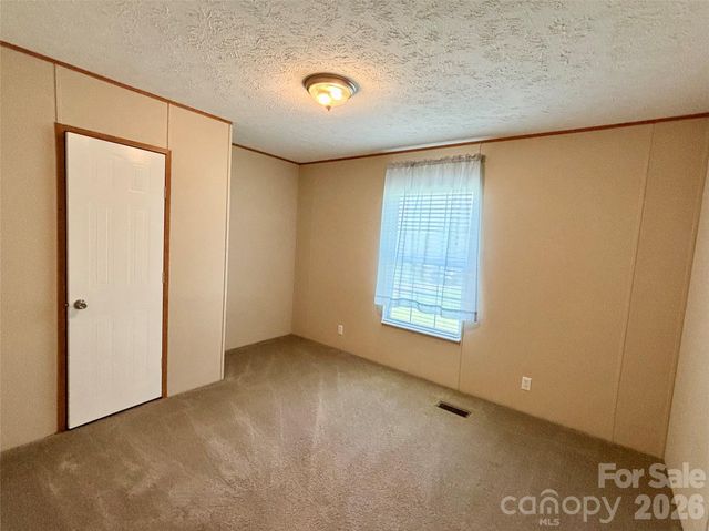 72 S Greenleaf Road, Hendersonville, NC 28739