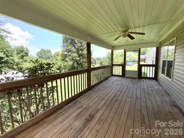 72 S Greenleaf Road, Hendersonville, NC 28739