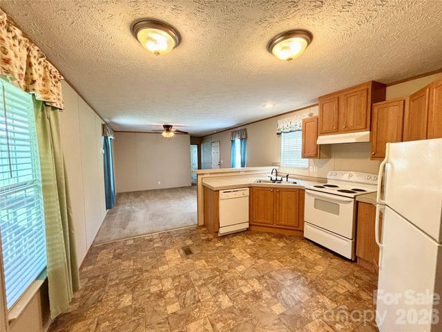 72 S Greenleaf Road, Hendersonville, NC 28739