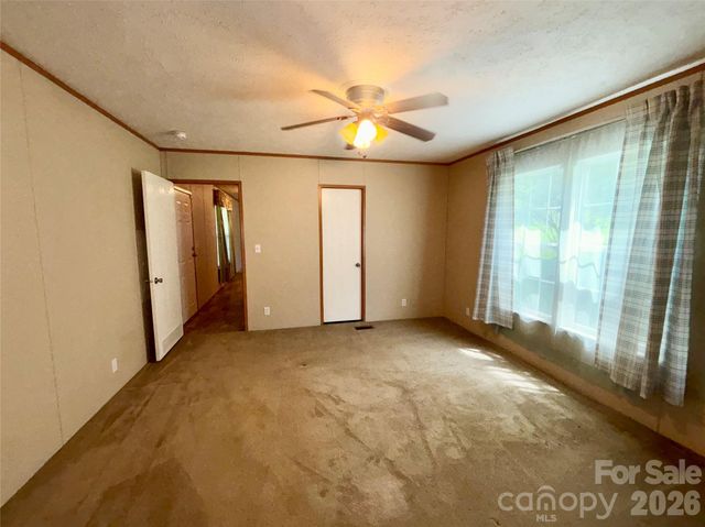 72 S Greenleaf Road, Hendersonville, NC 28739