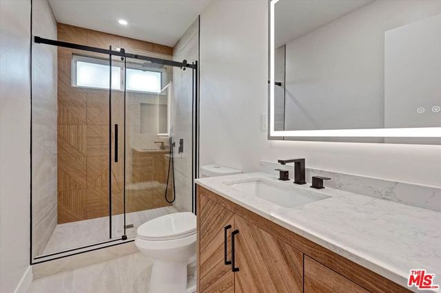 22457 Clarendon St, Los Angeles, CA 91367