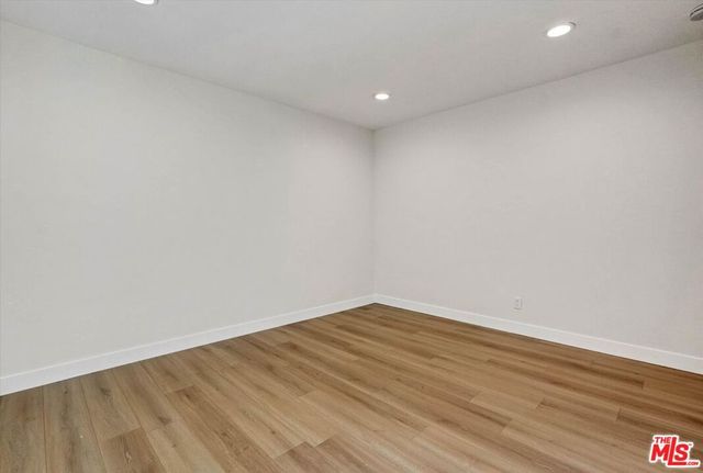 22457 Clarendon St, Los Angeles, CA 91367