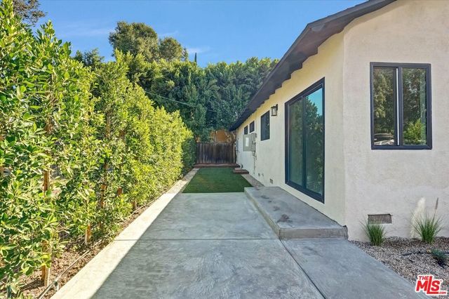 22457 Clarendon St, Los Angeles, CA 91367