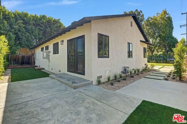 22457 Clarendon St, Los Angeles, CA 91367