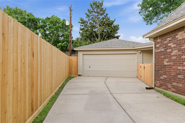 13615 Robin Hill Court, Houston, TX 77059