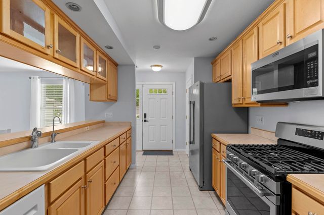 28 Lantern Lane, Kingston, NH 03848