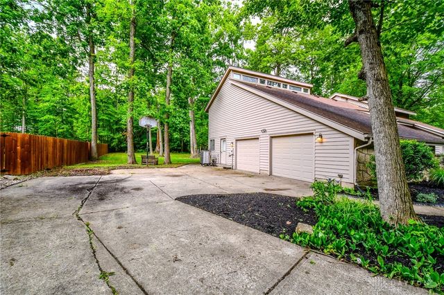 222 Walnut Grove Drive, Centerville, OH 45458