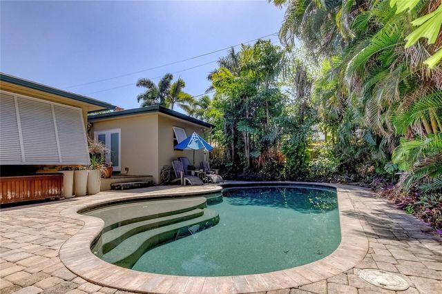 218 APPIAN WAY NE, St Petersburg, FL 33704