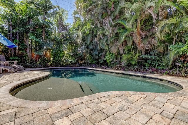 218 APPIAN WAY NE, St Petersburg, FL 33704