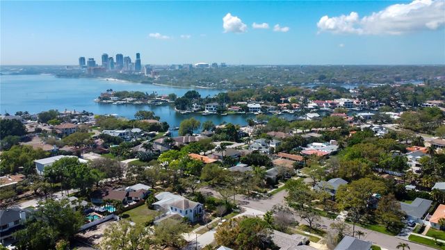 218 APPIAN WAY NE, St Petersburg, FL 33704