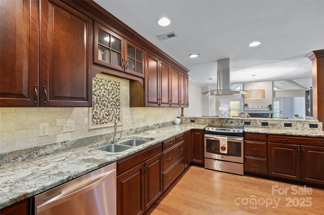 54 Lake Pointe Circle, Hendersonville, NC 28792