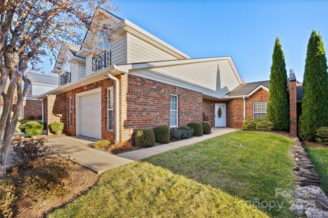 54 Lake Pointe Circle, Hendersonville, NC 28792