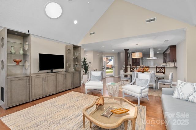 54 Lake Pointe Circle, Hendersonville, NC 28792