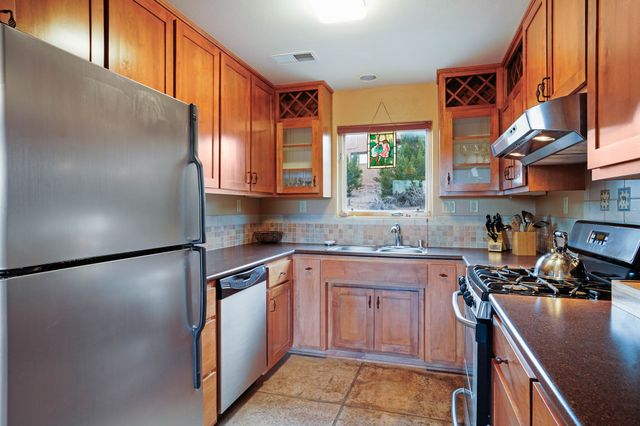 6034 Hoochaneetsa Plaza S, Cochiti Lake, NM 87083