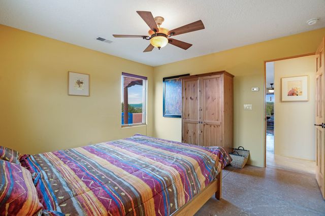 6034 Hoochaneetsa Plaza S, Cochiti Lake, NM 87083