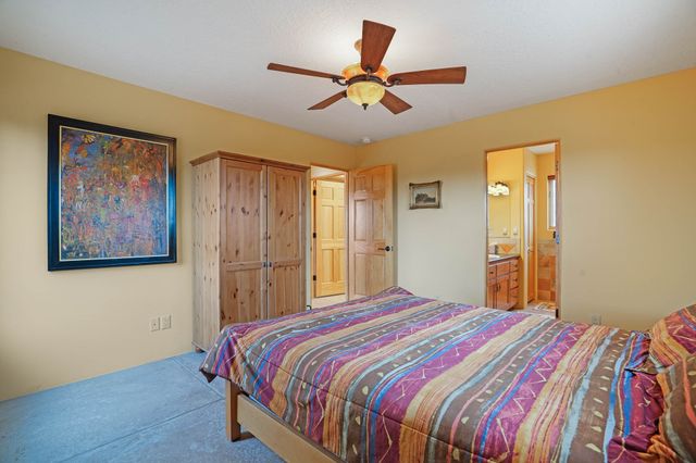 6034 Hoochaneetsa Plaza S, Cochiti Lake, NM 87083