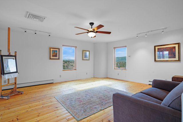 6034 Hoochaneetsa Plaza S, Cochiti Lake, NM 87083