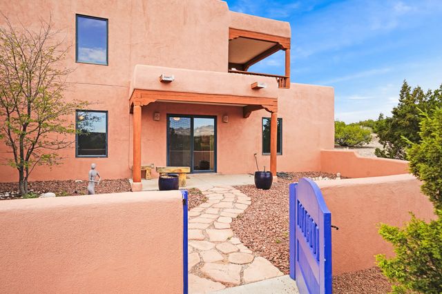 6034 Hoochaneetsa Plaza S, Cochiti Lake, NM 87083