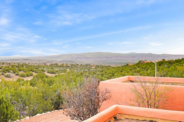 6034 Hoochaneetsa Plaza S, Cochiti Lake, NM 87083