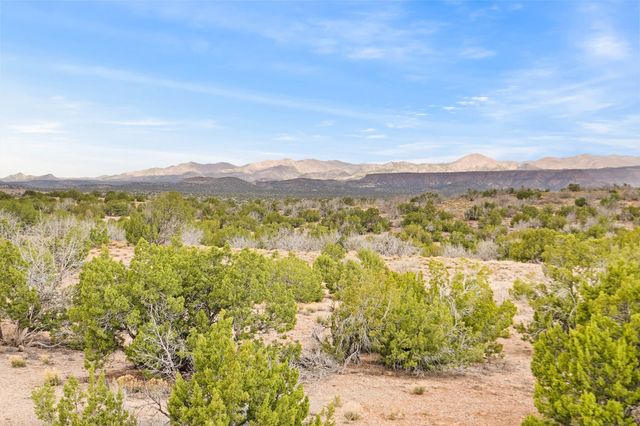 6034 Hoochaneetsa Plaza S, Cochiti Lake, NM 87083