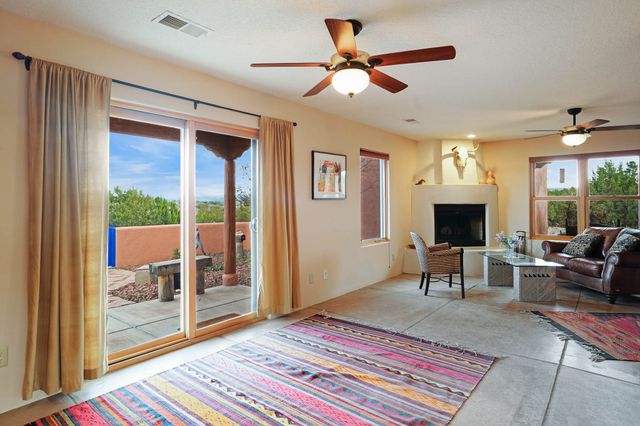 6034 Hoochaneetsa Plaza S, Cochiti Lake, NM 87083