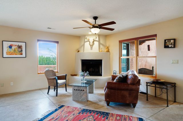 6034 Hoochaneetsa Plaza S, Cochiti Lake, NM 87083