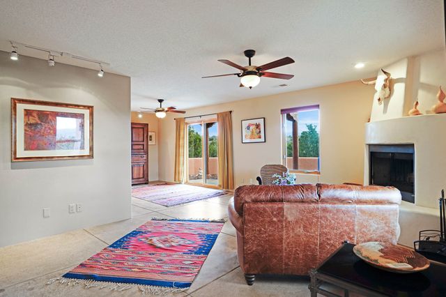 6034 Hoochaneetsa Plaza S, Cochiti Lake, NM 87083