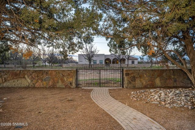 2080 Tres Pinos Lane, Las Cruces, NM 88005