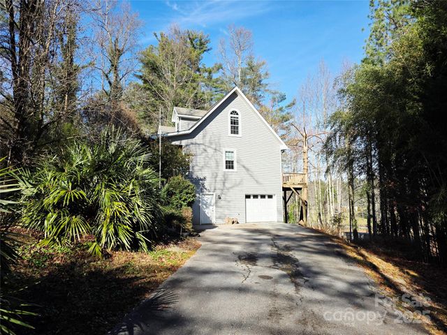 12 White Squirrel Lane, Hendersonville, NC 28739