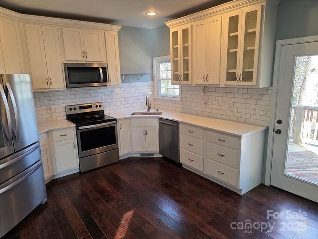 12 White Squirrel Lane, Hendersonville, NC 28739