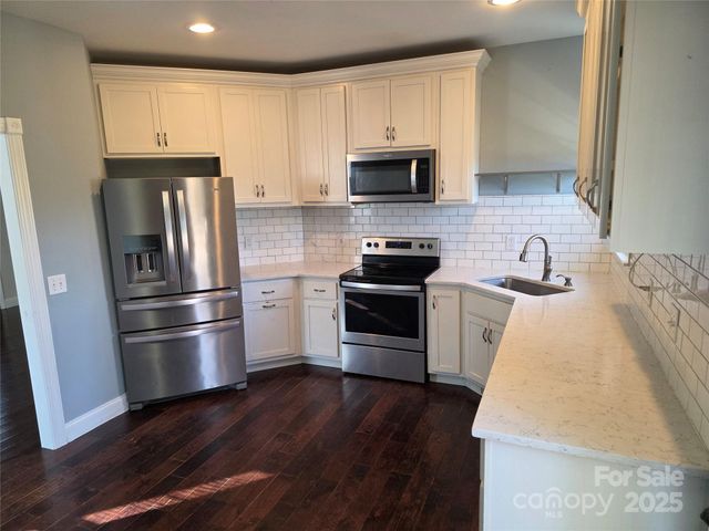 12 White Squirrel Lane, Hendersonville, NC 28739