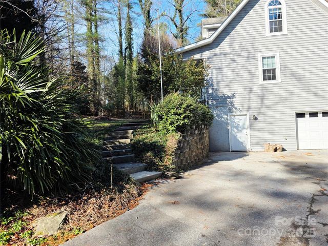 12 White Squirrel Lane, Hendersonville, NC 28739