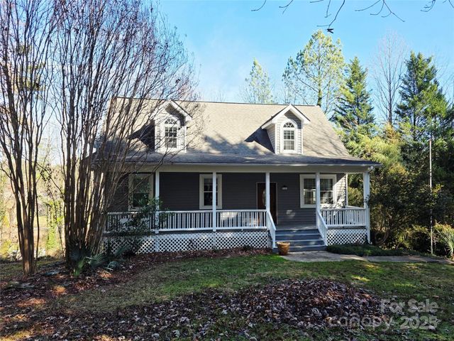 12 White Squirrel Lane, Hendersonville, NC 28739