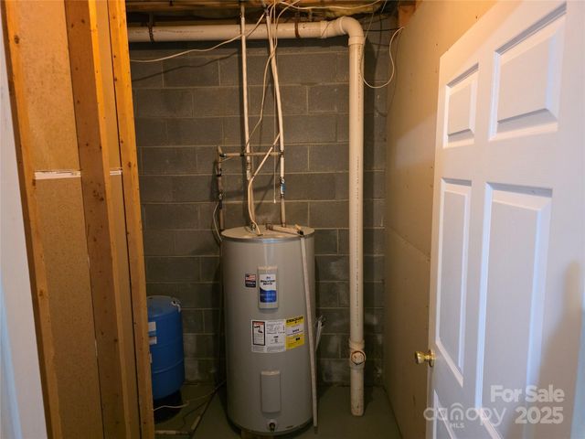 12 White Squirrel Lane, Hendersonville, NC 28739