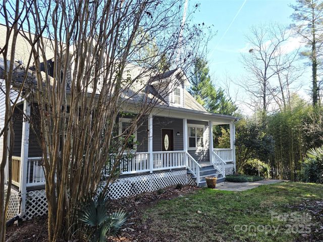 12 White Squirrel Lane, Hendersonville, NC 28739