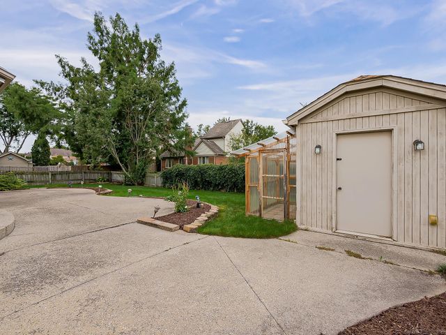 33785 Farmview Lane, Fraser, MI 48026