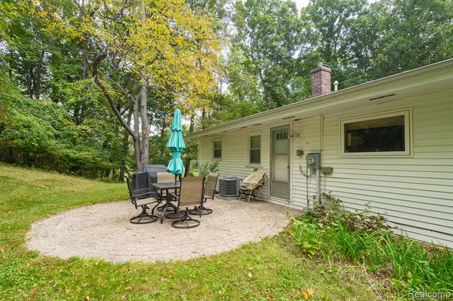 1775 Porter Road, White Lake, MI 48383