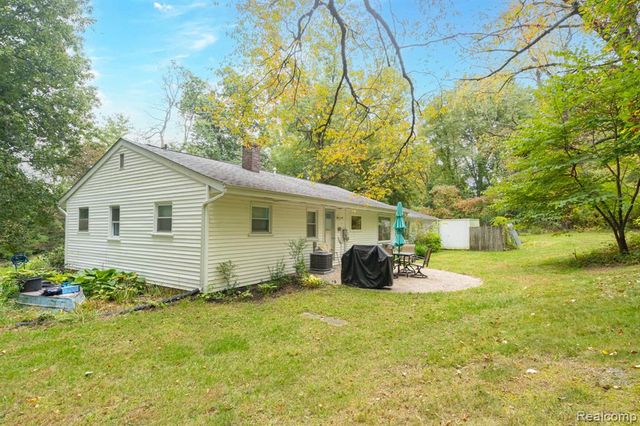 1775 Porter Road, White Lake, MI 48383