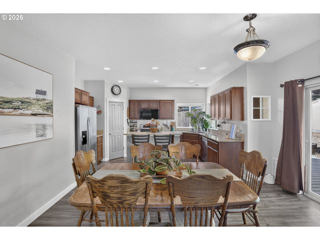 35671 SPOTTED HILL Dr, St Helens, OR 97051
